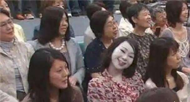 日本"诡异歪头姐"照片,别再害怕了,网友合力找出破绽