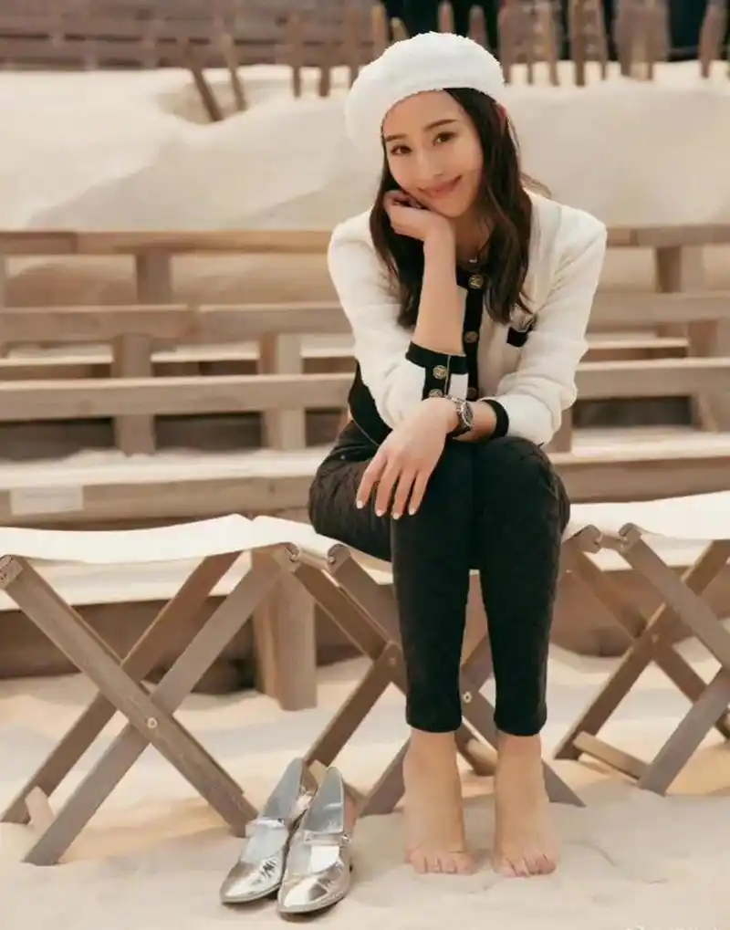 张钧甯,赤足踩在沙滩上拍照的样子,既温柔又可爱!