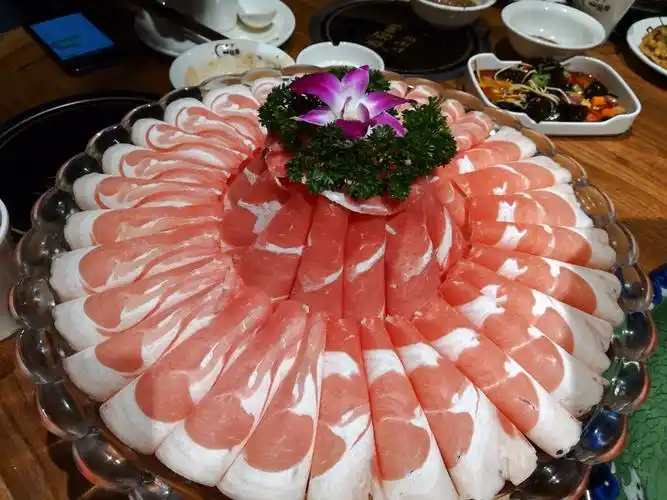 草原上的太阳是被端上来的好大一盘羊肉卷,形象的摆盘,让人食欲大