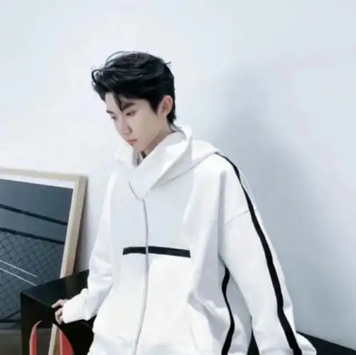 马嘉祺黑白卫衣随拍