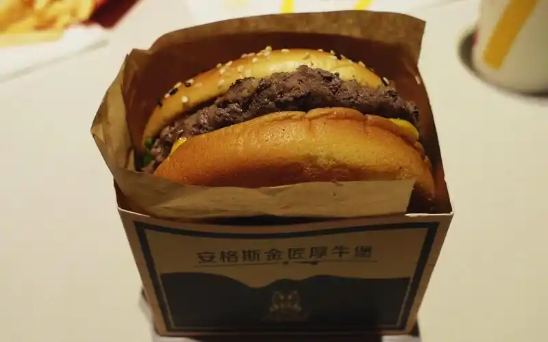这就是麦当劳新出的安格斯牛肉汉堡32元一个竟然让人很失望