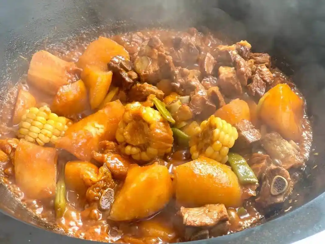 合肥东北菜扛把子铁锅炖菜好吃到闻香流口水荤素搭配营养又美味