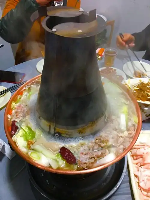 隆重推出木碳铜火锅套餐48元(两份塞北羔羊肉 4份素菜)!