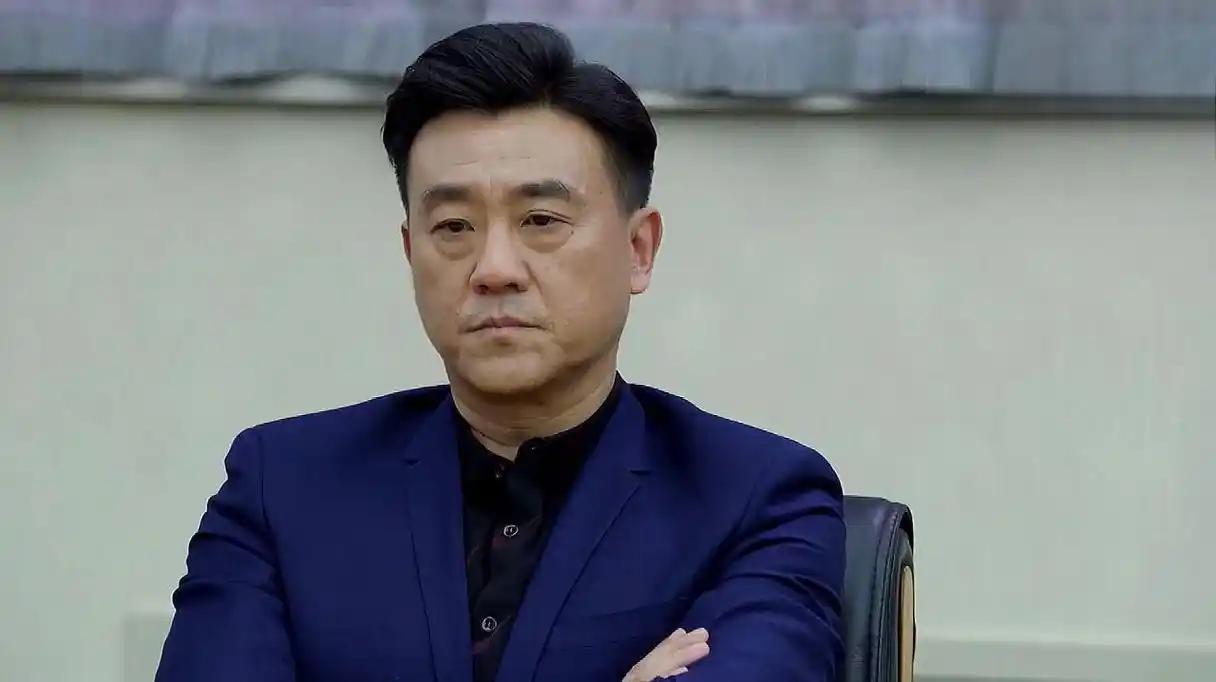 演员何冰:结婚后事业飙升 何冰是一位实力派男演员,他的演艺事业虽然