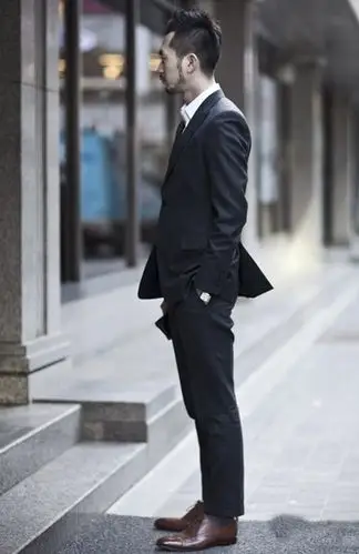 商务休闲西服是上海帅哥的最爱,搭配一双褐红色的休闲皮鞋,英伦风十足
