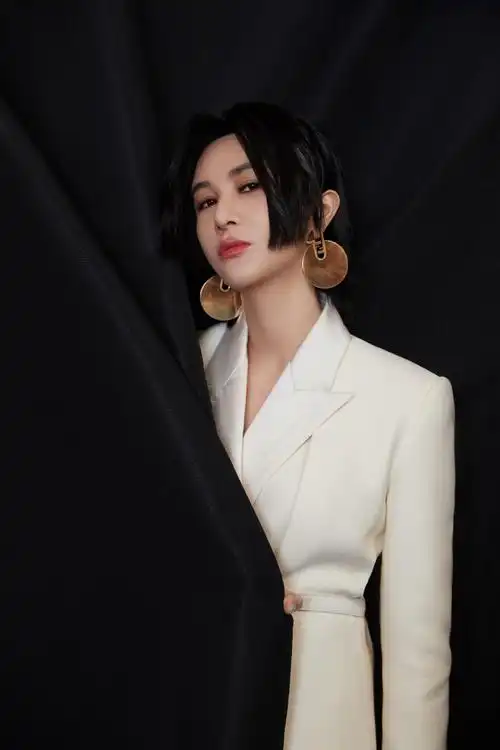 歌手@尚雯婕献唱《足球盛宴》主题曲《生命的盛宴》71157115