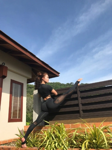 健身之后大秀自拍照,好身材就是有资本!健身房中的她,不同以往.