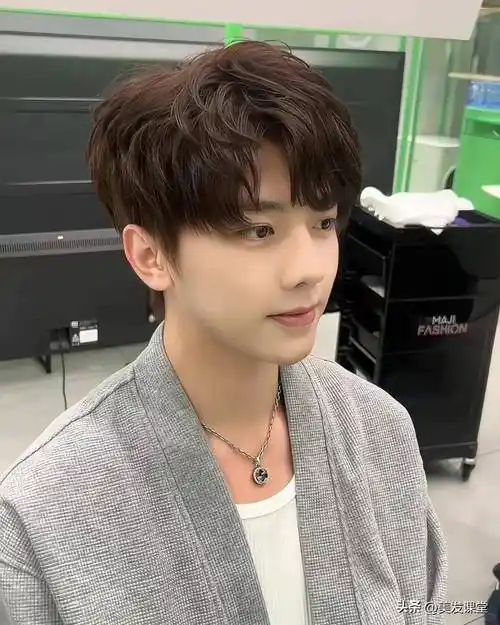 男生烫发必看,六款潮流卷发推荐,帅气升级轻松拥有!