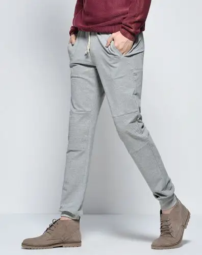 浅灰色松紧脚口运动裤