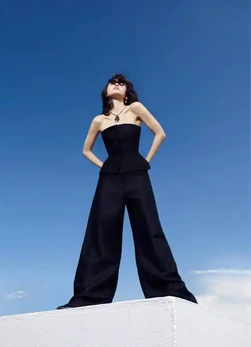 王子文换新发型拍大片,复古卷发优雅出众,美得差点认不出_气质_造型