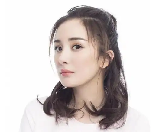 杨幂半扎马尾