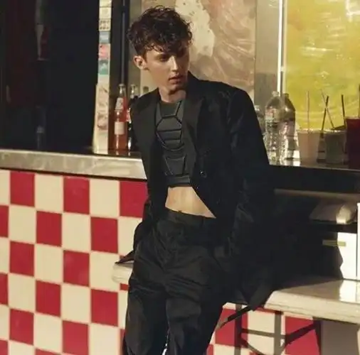 时尚圈男人露腰炫腹的日子回来了