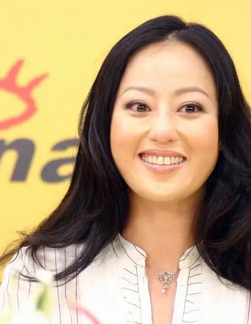 55岁章小蕙逛街不忘试妆,对镜狂补粉,昔日名媛今却发福成大妈