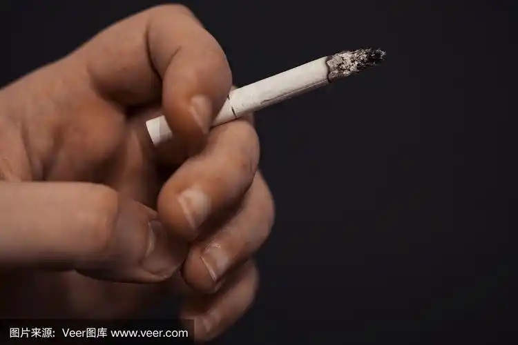 一个男人的手拿着香烟.
