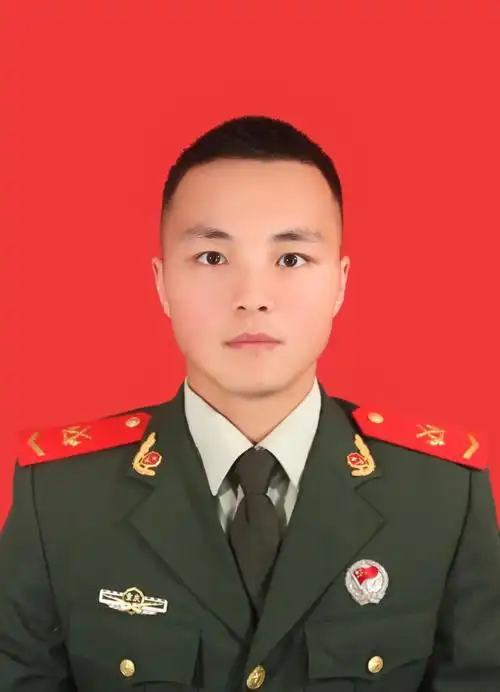 2014年9月入伍,重庆渝北人,现服役于武警重庆市总队执勤第五支队,上尉