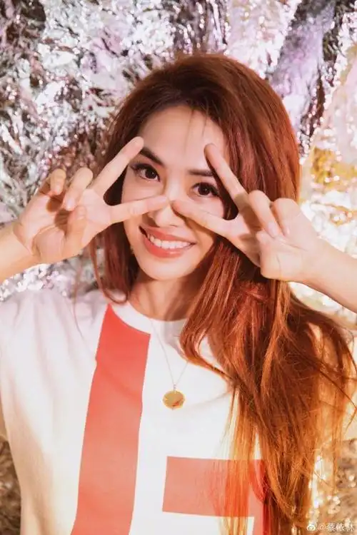 蔡依林晒九宫格甜蜜道午安 简约上衣搭紧身裤秀长腿