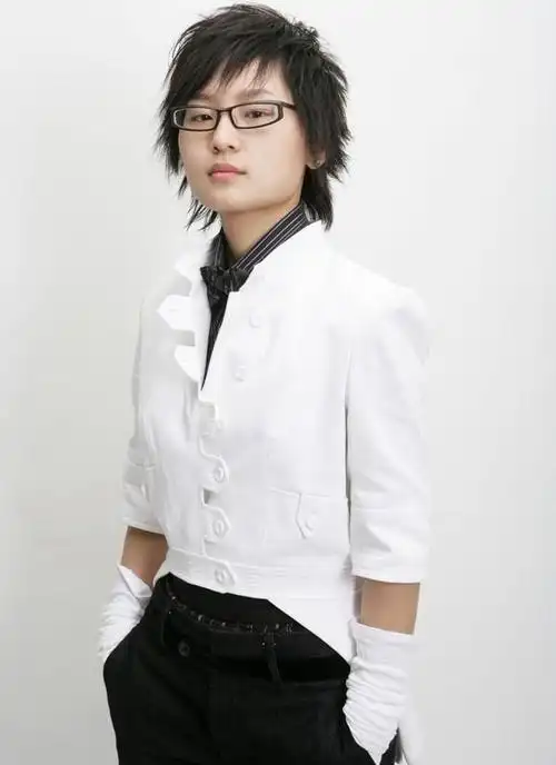 周笔畅越来越美了,留长发扎低马尾,穿一身橘色套装精致又好看!