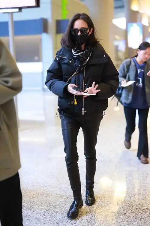 12月1日,张钧甯现身上海虹桥机场最近在跑《瞒天过海》路演的张钧甯