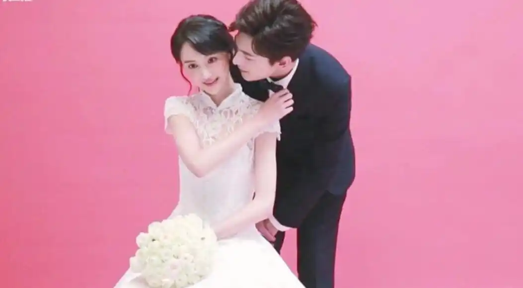 与杨洋拍过婚纱照的这三位女星里, 网友: 还是郑爽和他最般配