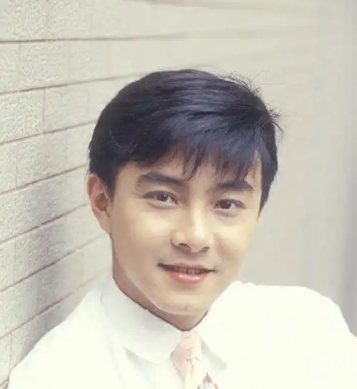 近期,一组张卫健的照片在网上引起热议,特别是他与一位母女的合照让