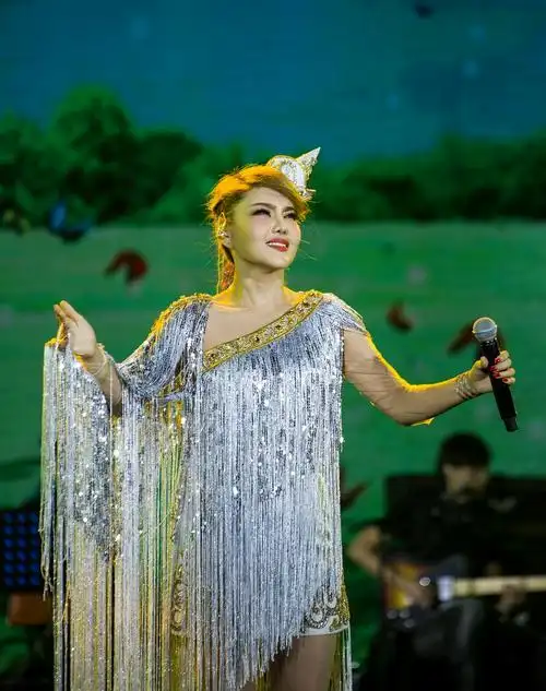 《站在草原望北京》乌兰图雅感恩家乡专场演唱会