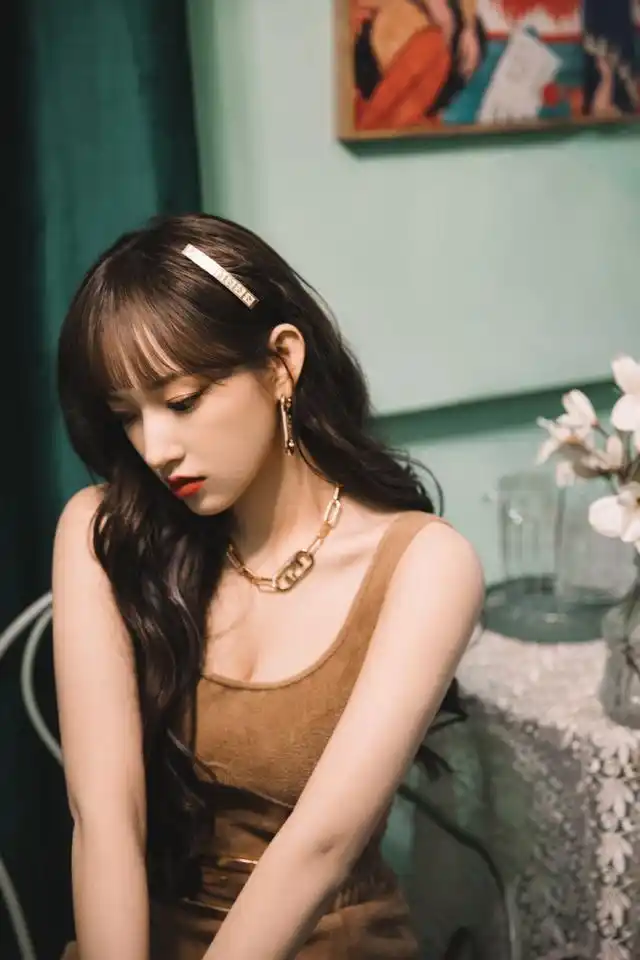 程潇的"肉感身材"真占优,穿背心裙曲线惊艳,再也不信白幼瘦了