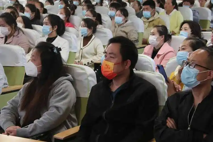 【家庭教育】引领孩子度青春——临港区举办家庭教育讲座_家长_威海市