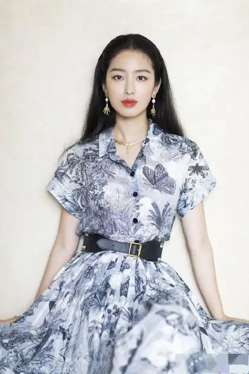 美女明星杨采钰