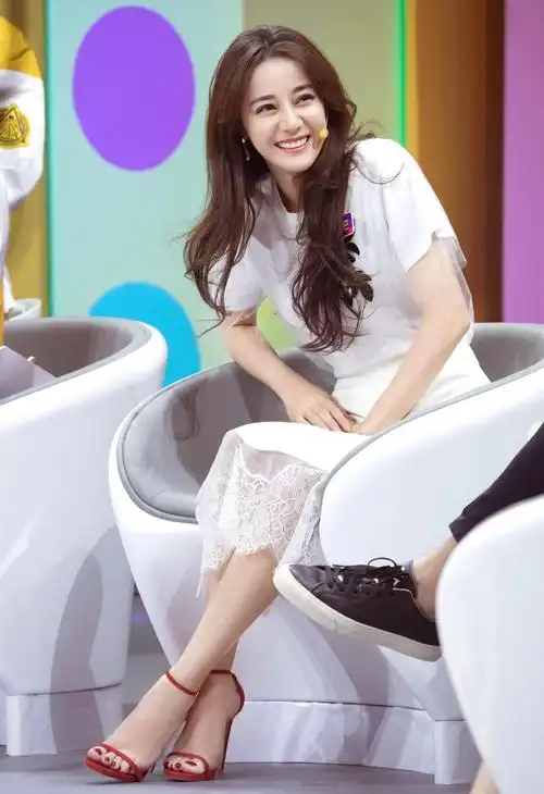 迪丽热巴的各种高跟鞋美图