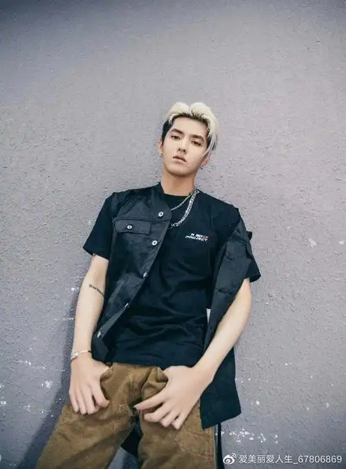 吴亦凡的黑金染也太帅了 个性不羁潮范!