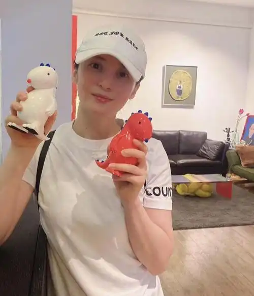 陈建斌夫妇去看展45岁蒋勤勤素颜小脸红扑扑夫妻同框似父女