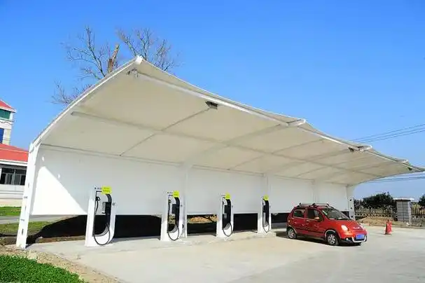 与传统的钢结构停车棚相比,张拉膜停车棚有以下五大好处