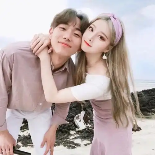 搂脖撒娇秀恩爱_可爱情侣头像图片_扣扣居