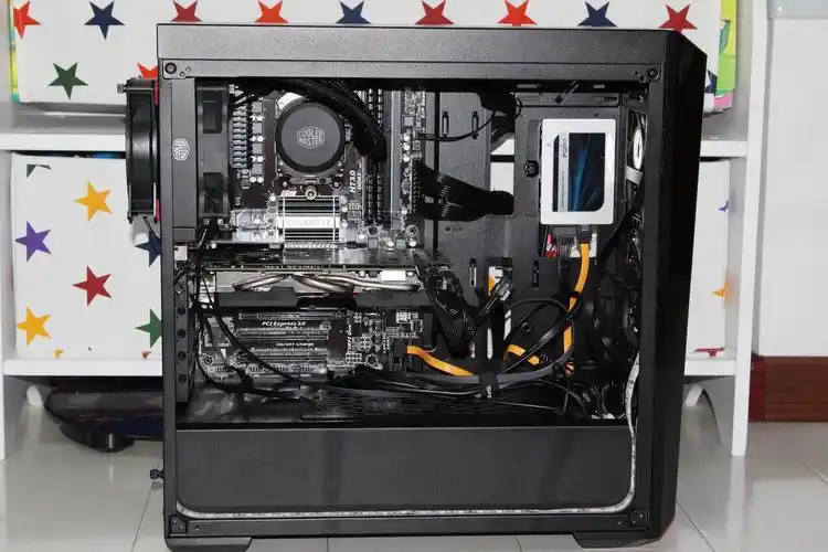 ssd固态硬盘安装在主机箱的右侧位置,安装比较方便,而且靠近前置风扇