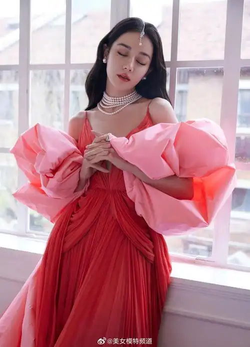 迪丽热巴复古名伶粉色吊带裙