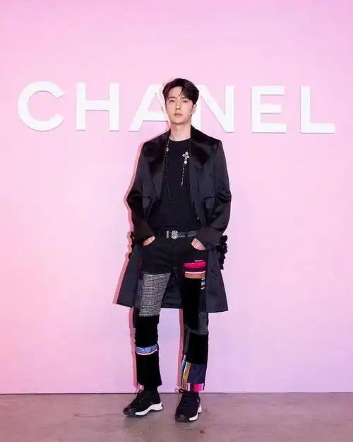 出席chanel 东京大秀的造型……|造型|王一博|一博_新浪新闻