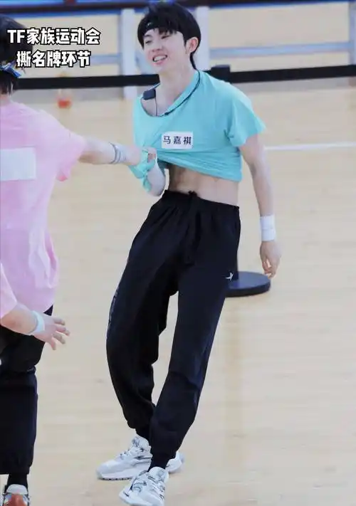 马嘉祺"被迫"秀腹肌,却被指油腻不够真实,旧照翻出瞬间被打脸_造型