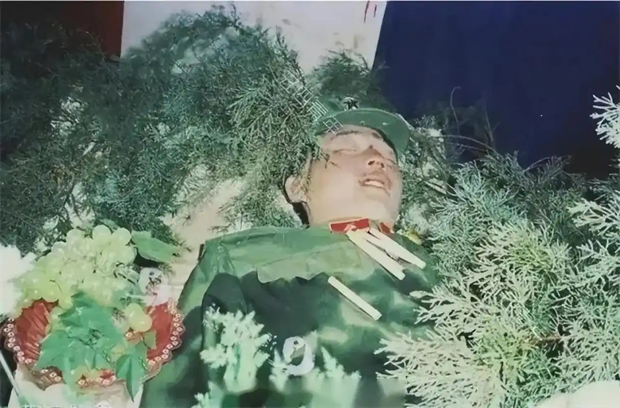 1986年,老山前线,赵怡忠牺牲后的遗容.照片中他神态安详的 - 抖音