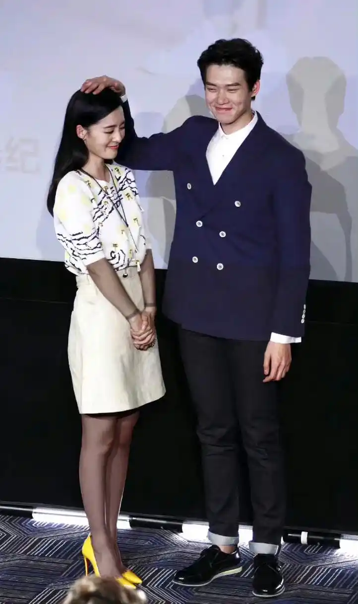 大勋心里那个美[你懂的]#我们都爱聊八卦# #魏大勋# #李沁