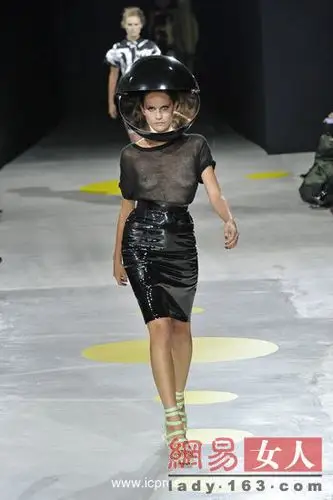 伦敦春夏时装周;品牌:giles