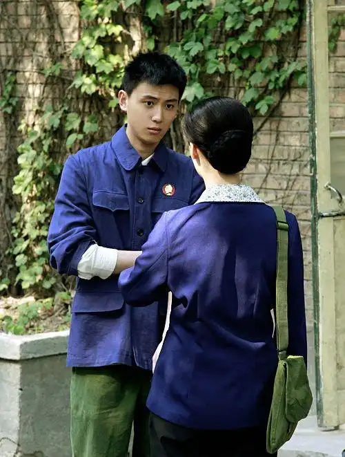 由汪涛执导,沈傲君,许亚军,侯勇等主演的电视剧《温暖的日子》正在