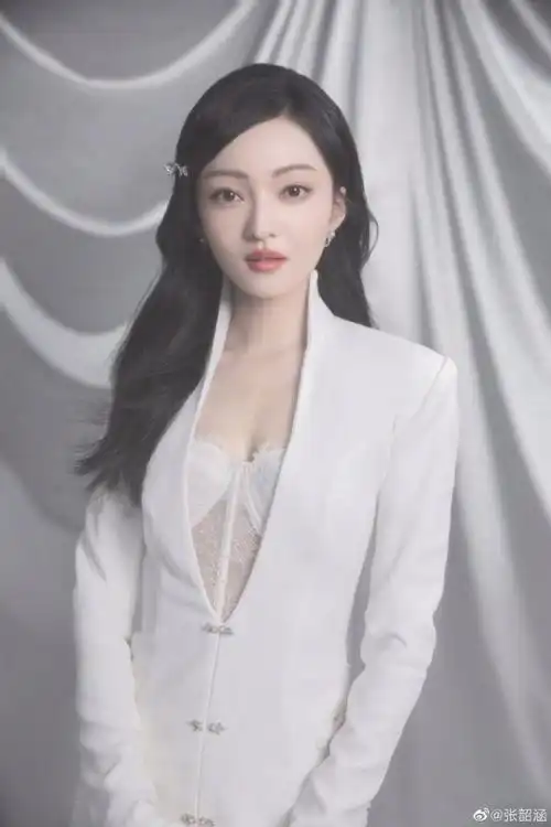 张韶涵晒九宫格美照 白西装配轻纱优雅干练_看看头条_中华网