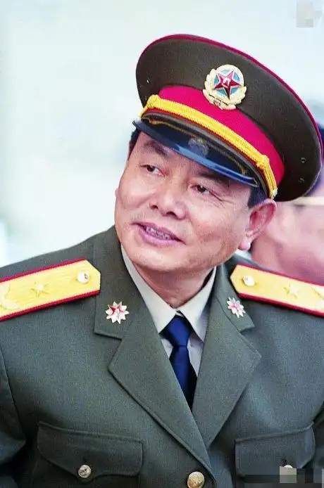 刘镇武是湖南南县人,1945年出生一个贫穷的农村家庭中.