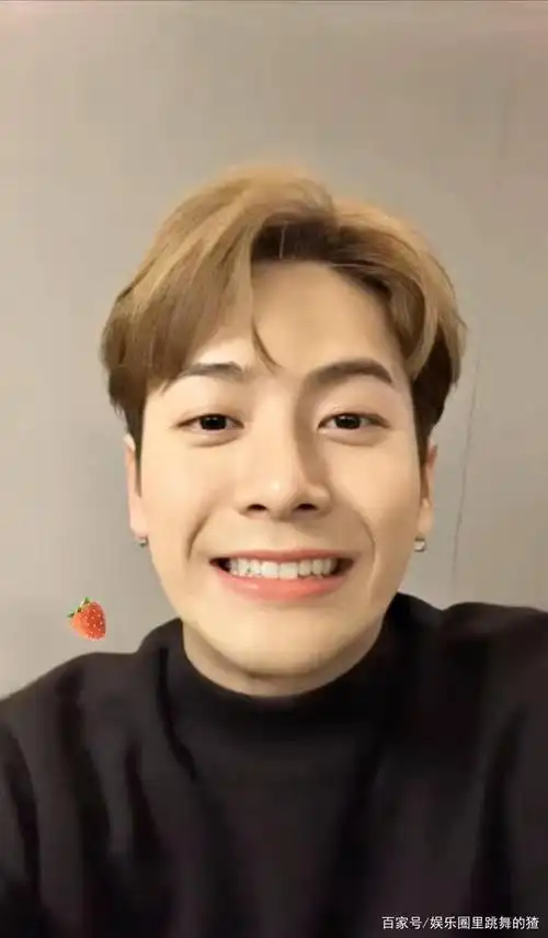 素人时期王嘉尔照片被曝光,素颜生图惹众议,网友:这是王嘉尔?