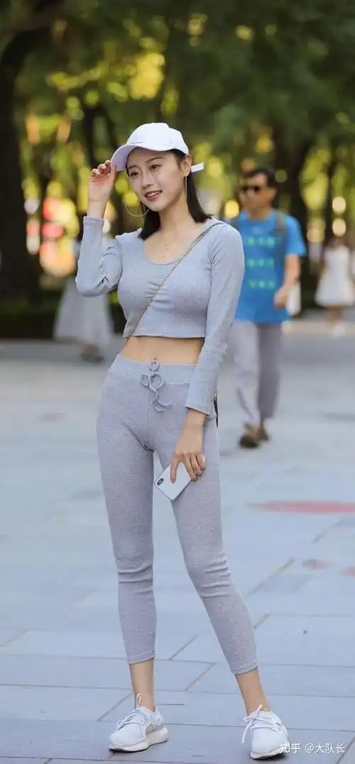紧身裤美女街拍灰色运动紧身裤套装穿搭分享