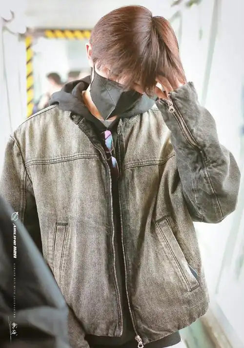 易烊千玺皮衣街拍