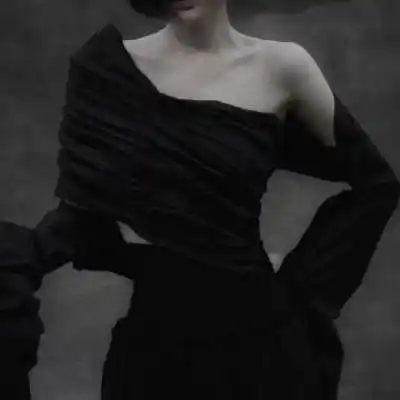 黑白伤感女头像