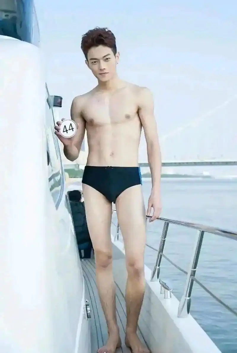 许凯模特时期泳装照!