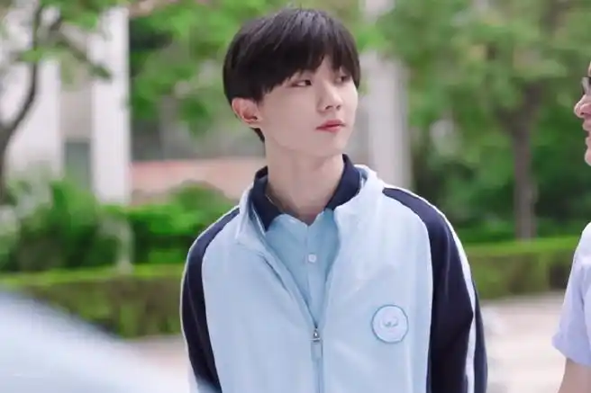 马嘉祺郑州47中宣传片#限定男高中生马嘉祺9615穿着校服漫步在