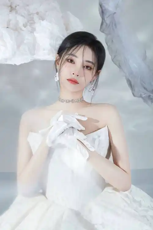 许佳琪黑白抹胸短裙 气质清冷性感又高贵